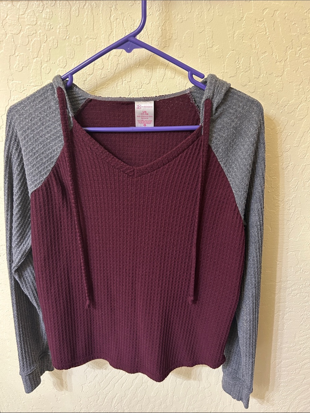 No Boundaries Women's V-Neck Hoodie Sweater in Burgundy and Gray